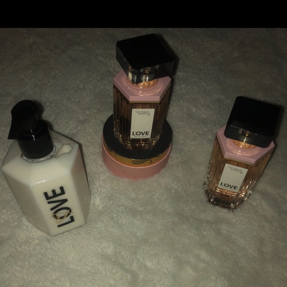💕💋VS LOVE SCENT IN 3.4 oz 💋💕